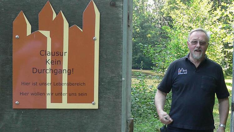Halt, kein Durchgang - Clausur! Bruder Alfred sperrt für uns die Tür zur Rückzugsfläche im Klostergarten auf. Foto: Matthias Litzlfelder