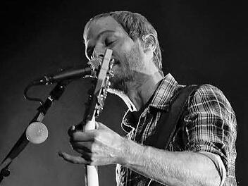 Peter Brugger von den Sportfreunde Stiller sang am Montag in Bamberg auch &auml;ltere Songs. Zur Freude der Fans. Foto: Christian Langer