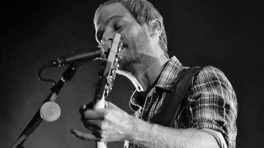 Peter Brugger von den Sportfreunde Stiller sang am Montag in Bamberg auch &auml;ltere Songs. Zur Freude der Fans. Foto: Christian Langer