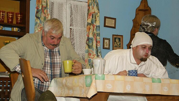 Das war der falsche Tee! Anton (Hans Albert, links) und Max (Markus Dorn) haben sich eindeutig vergriffen.