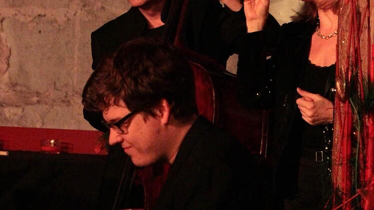 Sabine Krause zusammen mit Pianist Feil und Bassist Wiesinger