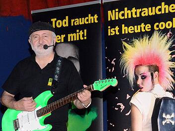 Dieter Breivogel tourt mit "Timmi's Band", also mit Timmi Diehm (im Bild) und Pit Brendel, in Sachen Drogenprävention von Schule zu Schule. Wie gestern in Nüdlingen erreichen sie mit einem außergewöhnlichen Präventionskonzept die Köpfe der Jugendlichen. Fotos: Peter Rauch