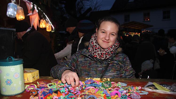 Melissa Zeißler (11) hatte Looms gebastelt und verkaufte die kunterbunten Kreationen. Foto: Sonja Adam