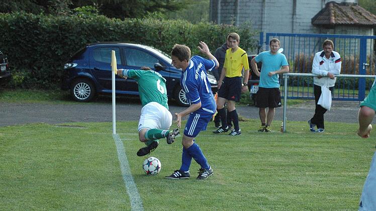 Szene aus dem Eröffnungsspiel zwischen dem SV Riedenberg (grünes Trikot) und dem TSV Münnerstadt (3:1). Foto: Sebastian Schmitt