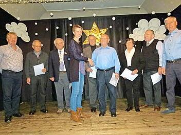 Für seine 65-jährige Mitgliedschaft beim TSV Elsa wurde Helmut Heß von Bad Rodachs Dritter Bürgermeisterin Nina Klett (beide Bildmitte) im Beisein der beiden Vorsitzenden und der weiteren Jubilare beglückwünscht. Foto: Doris Weidner