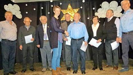 Für seine 65-jährige Mitgliedschaft beim TSV Elsa wurde Helmut Heß von Bad Rodachs Dritter Bürgermeisterin Nina Klett (beide Bildmitte) im Beisein der beiden Vorsitzenden und der weiteren Jubilare beglückwünscht. Foto: Doris Weidner