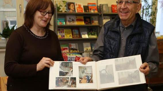 Die jüngere Geschichte der Bücherei ist in vielen Alben verewigt.Foto: Barbara Herbst