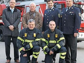 Matthias Schmidt und Giorgio Cumbat vom Lions Club Coburg, Ingolf St&ouml;kl, Stadtbrandtrat Coburg; Daniel Forkel, Vorsitzender des Feuerwehrvereins (hinten v. l.) sowie vorn v. l. Christoph Schmidt, F&uuml;hrungsgruppe Feuerwehr Coburg, und Daniel Fritz, Stadtbrandinspektor Coburg, mit den neuen Warnger&auml;ten. Foto: Feuerwehr Coburg