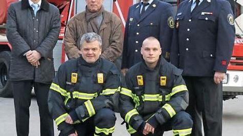Matthias Schmidt und Giorgio Cumbat vom Lions Club Coburg, Ingolf St&ouml;kl, Stadtbrandtrat Coburg; Daniel Forkel, Vorsitzender des Feuerwehrvereins (hinten v. l.) sowie vorn v. l. Christoph Schmidt, F&uuml;hrungsgruppe Feuerwehr Coburg, und Daniel Fritz, Stadtbrandinspektor Coburg, mit den neuen Warnger&auml;ten. Foto: Feuerwehr Coburg