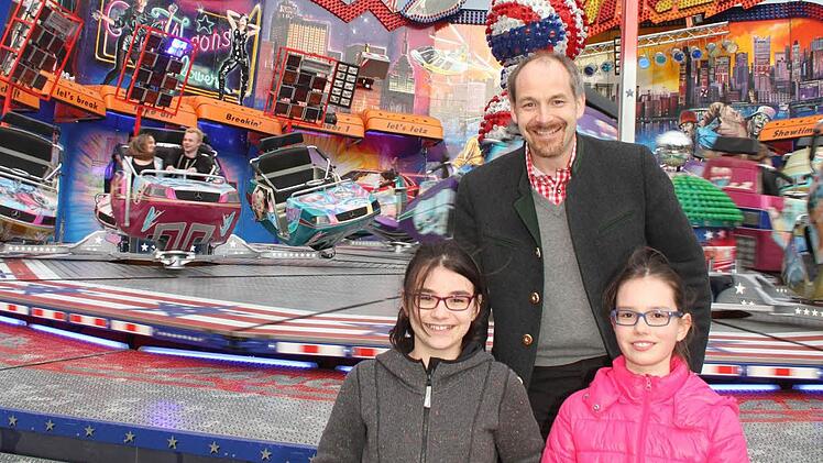 Traut er sich oder nicht - die Kinder sind guter Dinge, dass stellvertretender Landrat Jörg Kunstmann die rasante Fahrt mit dem Break-Dancer übersteht. Foto: Sonja Adam