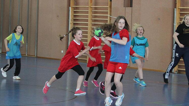 Die Mainleuser Kinder gaben alles und luchsten den Kasendorfern den Ball ab. Doch beide Mannschaften waren gut und kamen ins Halbfinale. Foto: Sonny Adam