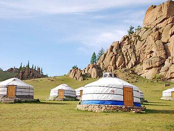Malerisch gelegene Jurten im Buuveit Camp im Nationalpark Terelj.