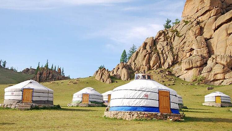 Malerisch gelegene Jurten im Buuveit Camp im Nationalpark Terelj.