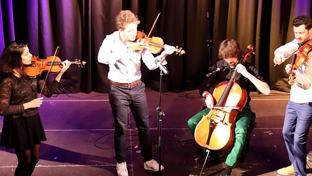 Das Ensemble von links: Jamila Musayeva, Max Eisinger, Lukas Kroczek, Eugen HubertFoto: Johanna Blum