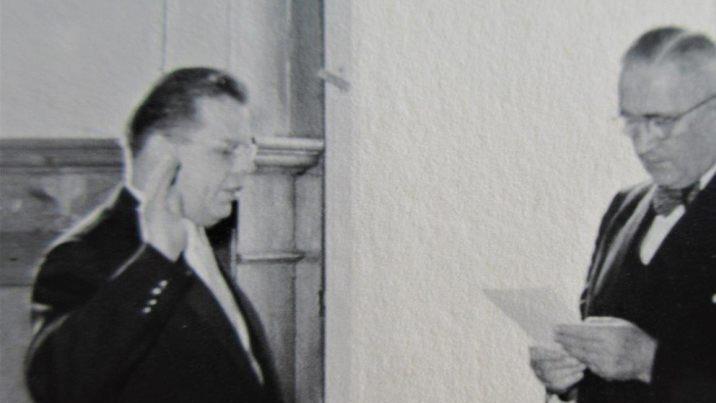Bereits nach 14 Tagen im Amt musste sich der neu gewählte Oberbürgermeister Ernst Bergmann als "Krisenmanager" bewähren. Hier im Bild bei seiner Vereidigung am 1. Mai 1958 durch 2. Bürgermeister Adolf Pittler. Repro/Foto: Dieter Seyfarth
