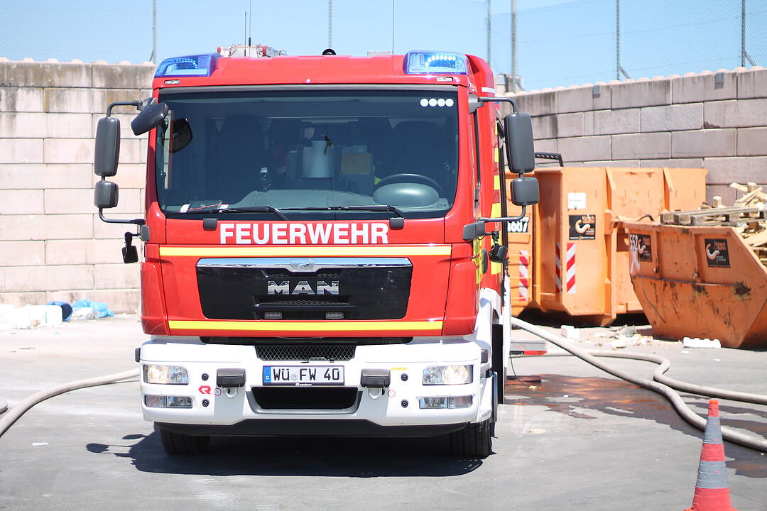 Brand in Würzburger Recycling-Hof: 40 Tonnen Müll in Flammen
