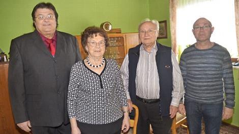 Gratulation zum 85. Geburtstag von Georg Dinkel (3. von links) mit Lebensgef&auml;hrtin Maria Fischer sowie 2. B&uuml;rgermeister Wolfgang F&ouml;rtsch (links) und Sohn Stefan Dinkel (rechts).  Foto: K.- H. Hofmann