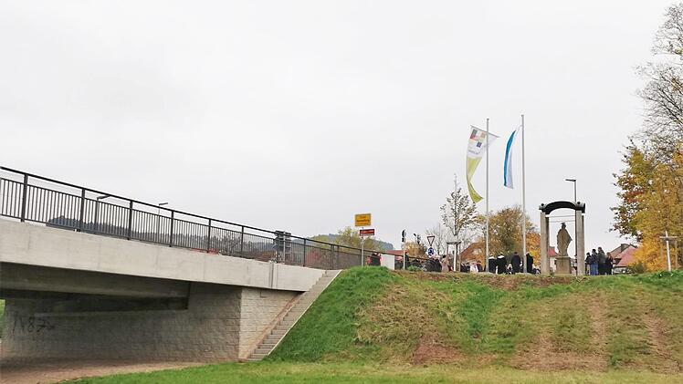 Am Ende der Brücke vor dem Eingang zur Stadt steht die Marienstatue (rechts). Foto: Sigismund von Dobschütz