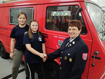 Kommandantin Elvira Kuchenbrod nahm Julia und Emelie Schwaderer mit Handschlag auf.  Foto: Andreas Kuchenbrod