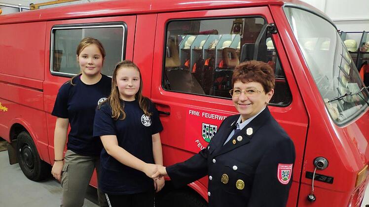 Kommandantin Elvira Kuchenbrod nahm Julia und Emelie Schwaderer mit Handschlag auf.  Foto: Andreas Kuchenbrod