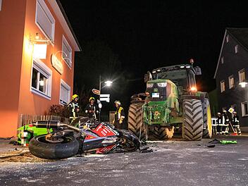 Traktorfahrer &uuml;bersieht Motorradfahrer