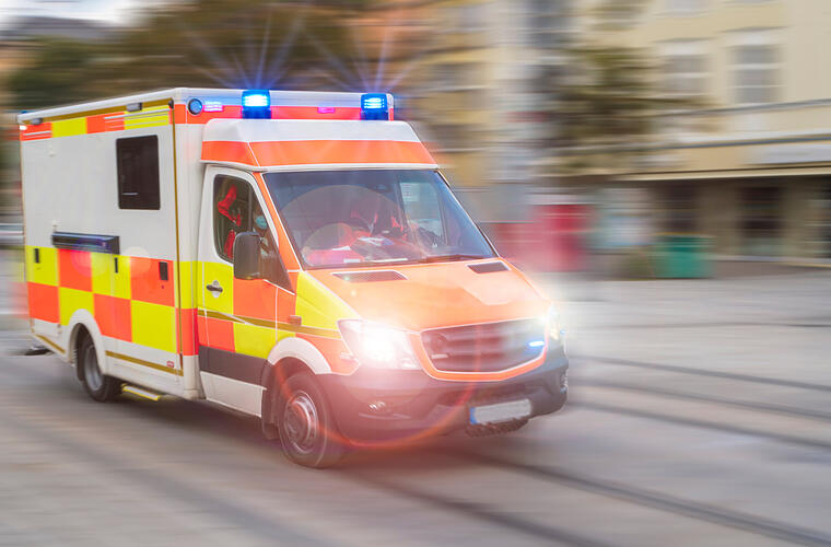 Kitzingen: Fahrer bemerkt Rettungswagen im Einsatz nicht - gegen Ampelmast geschleudert