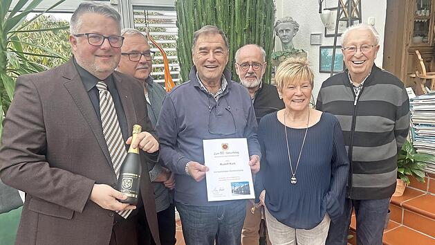 Unser Foto zeigt den &bdquo;Kini&ldquo;, wie Rudi Kurz wegen seiner Begeisterung f&uuml;r Ludwig II. gern genannt wird, inmitten seiner ersten Gratulanten am fr&uuml;hen Morgen: (von links) der Marktschorgaster B&uuml;rgermeister Marc Benker, Siedlerbund-Vorsitzender Volker...