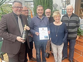 Unser Foto zeigt den „Kini“, wie Rudi Kurz wegen seiner Begeisterung für Ludwig II. gern genannt wird, inmitten seiner ersten Gratulanten am frühen Morgen: (von links) der Marktschorgaster Bürgermeister Marc Benker, Siedlerbund-Vorsitzender Volker...