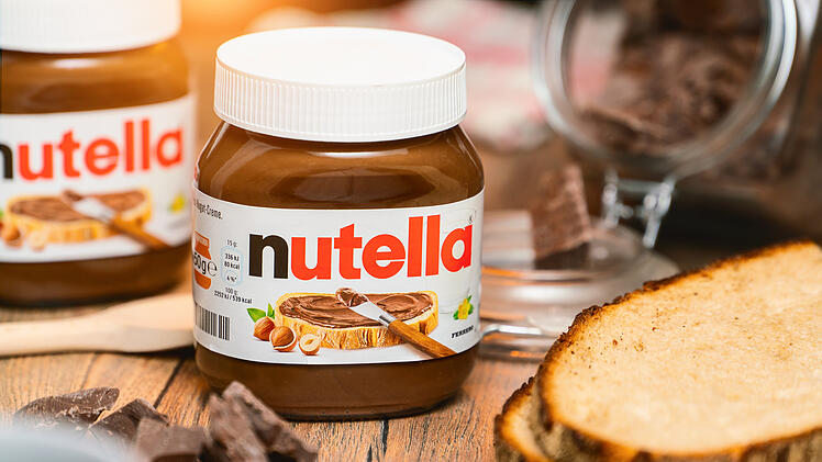 Ein Glas Nutella und ein bestrichenes Brot
