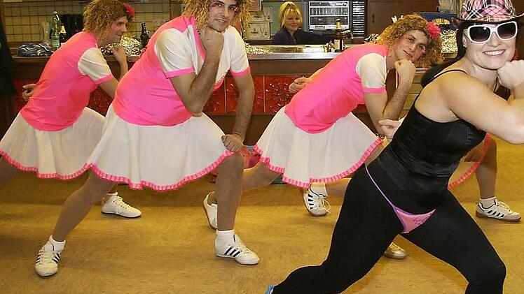 Immer an Fasching werden die Sexperten, das Männerballett des FC Kirchleus, zu Frauen. In ihren schicken Kleidchen üben sie mit Trainerin Anja Klingohr (35) einen Tanz im Gangnam-Style.Fotos: Sonja Adam