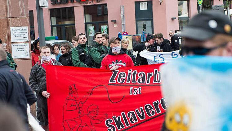Etwa 100 Menschen demonstrierten am Samstag in Würzburg gegen einen Informationsstand des Freien Netzes Süd. Foto: Tobias Köpplinger