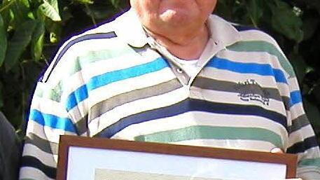 Reinhold Meißner zeigt seine Urkunde.