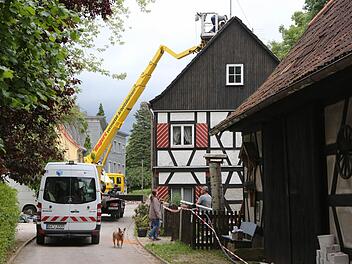 Mittels einer Hebebühne wurden die Löcher im Dach geschlossen. Foto: Matthias Hoch