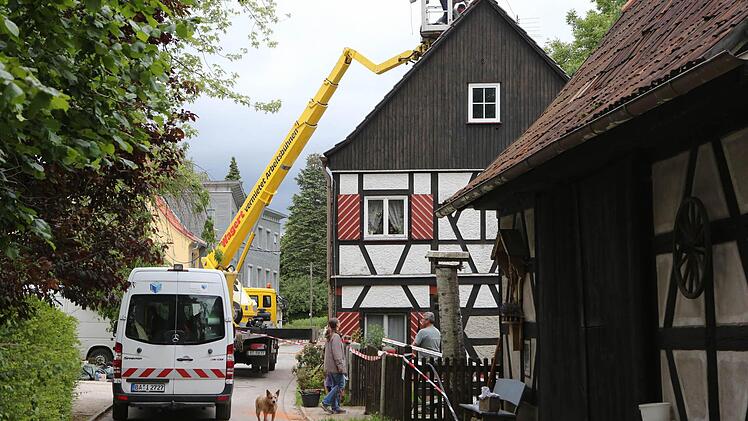 Mittels einer Hebebühne wurden die Löcher im Dach geschlossen. Foto: Matthias Hoch