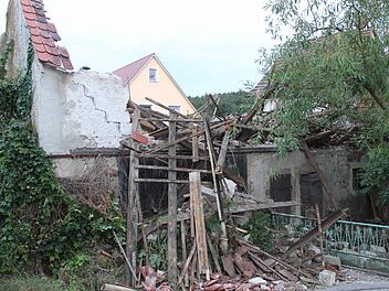 Eingestürzt: der Rest der alten Scheune in Fürnbach. Foto: Klaus Schmitt