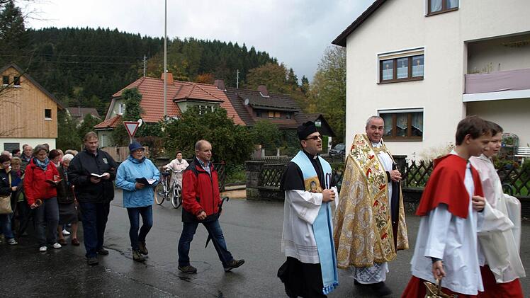 Die Wallfahrer aus Nurn auf dem Weg zur Pfarrkirche "Mariae Geburt". Pfarrer Richard Reis und Dekan Thomas Hauth (re) begleiten sie. Dahinter in blauer Jacke Wallfahrtsführerin Katharina Deuerling. Foto: Susanne Deuerling