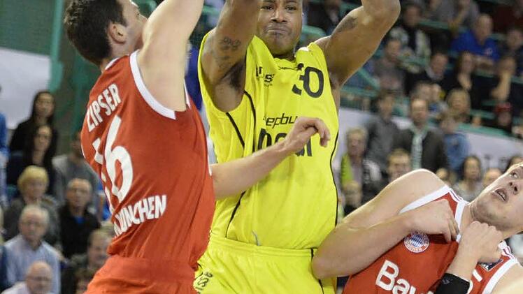 Ronald Burrell (Mitte) gegen Paul Zipser (links). Foto: Peter Mularczyk