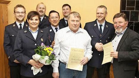 Eberhard Menzner (Sechster von links) und Wilhelm Kirchner jun. (rechts) wurden von der Feuerwehrf&uuml;hrung zu Ehrenmitgliedern ernannt (von links): Matthias Martin, Evi Hartmann, Andreas Schulz, Matthias G&ouml;tz, Sascha Fehd, Eberhard Menzner, Jens Duda und Wilhelm Kirchner jun.  Foto: Michael Stelzner