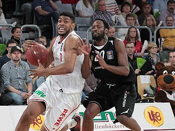 Ryan Thompson (l.) zieht am Tübinger Jimmy McKinney vorbei zum Korb. Foto: sportpress
