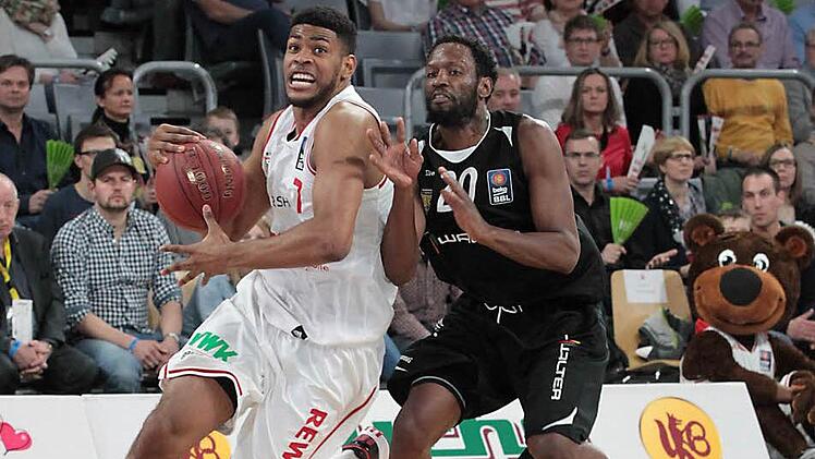 Ryan Thompson (l.) zieht am Tübinger Jimmy McKinney vorbei zum Korb. Foto: sportpress