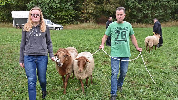 Marie und Wilfried Wachtendorf kamen von Ostfriesland mit ihren Coburger Fuchsschafen zum Museumsfest. Foto: Gabi Arnold