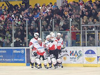 Volle Ränge, beste Stimmung und ein weiterer Heimsieg der Haßfurter "Hawks" im Derby, wie zuletzt vor 302 Tagen? Während die ersten beiden Punkte ziemlich sicher wieder eintreten, ist bei Punkt 3 ein dickes Fragezeichen angebracht. Immerhin sind die Schweinfurter "Mighty Dogs" diesmal noch motivierter und sinnen auf Revanche.