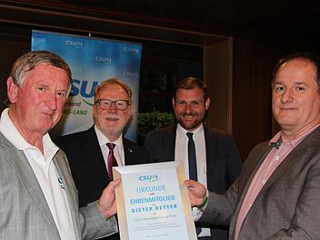 Die Ernennungsurkunde zum Ehrenmitglied konnte Dieter Oetter (links) vom Vorsitzenden Andreas Oetter in Empfang nehmen (rechts). *ber die Ernennung freuen sich MdB Hans Michelbach (im Hintergrund, links) und der Kreisvorsitzende der CSU-Coburg Land Martin Mittag. Foto: Alexandra Kemnitzer