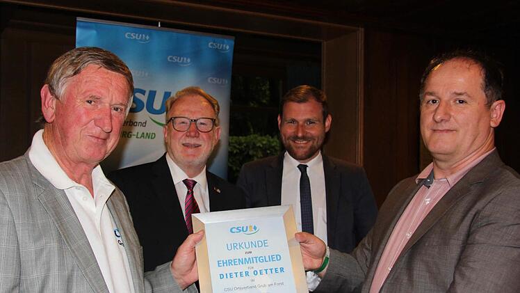 Die Ernennungsurkunde zum Ehrenmitglied konnte Dieter Oetter (links) vom Vorsitzenden Andreas Oetter in Empfang nehmen (rechts). *ber die Ernennung freuen sich MdB Hans Michelbach (im Hintergrund, links) und der Kreisvorsitzende der CSU-Coburg Land Martin Mittag. Foto: Alexandra Kemnitzer