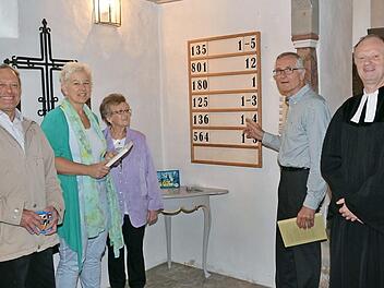 Nach der Enthüllung der Liedertafel (von links): die Kirchenvorstände Reinhard Müller, Sabine Siegelin, Renate Ammon (Vertrauensfrau), Volker Wündisch und Pfarrer Reinhold König Foto: K.- H. Hofmann