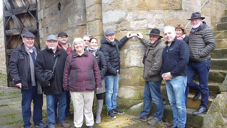 An der Mauer links Bürgerm. Claus Schwarzmann, rechts Reinhold Schöpf (Ortskurator DSD),  daneben rechts (Vordergrund) Stefan Pfister Foto: Elisabeth Görner