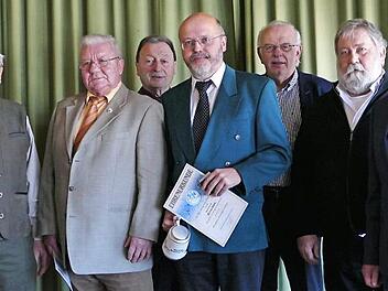 Vorne von links: Vorstand Georg Wahl und die Geehrten Werner Freund, Dieter Wahl, Thomas Rascher, Ehrenvorsitzender Kurt Eger, dahinter von links Helmut Saam und Edgar Büttner.  Fotos: Sonja Schrüfer