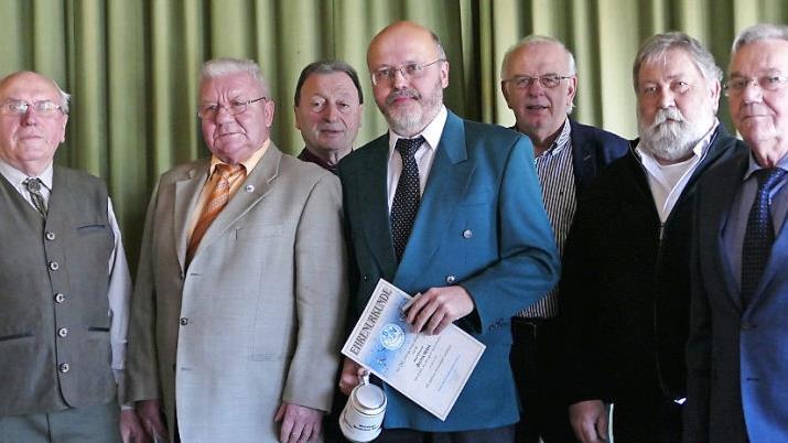 Vorne von links: Vorstand Georg Wahl und die Geehrten Werner Freund, Dieter Wahl, Thomas Rascher, Ehrenvorsitzender Kurt Eger, dahinter von links Helmut Saam und Edgar B&uuml;ttner.  Fotos: Sonja Schr&uuml;fer