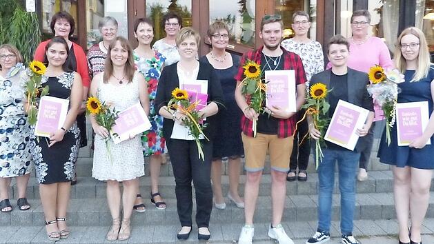 Die Besten der drei Ausbildungswege in der Hauswirtschaft mit den Ehreng&auml;sten; im Bild (vorne, von links) Antaran Petrosian, Claudia Hinkel, Heike Till, Florian B&ouml;rschlein, Sandra Steiner und Antonia Gebhardt sowie (hinten, von links) Martina Wehrfritz vom VfL, die Kulmbacher Kreisb&auml;uerin Beate Opel, Gertrud Kolb vom Berufsbildungsamt Bayreuth, die stellvertretende Bayreuther Landr&auml;tin Christa Reinert-Heinz, Wunsiedels Kreisb&auml;uerin Karin Reichel, Pr&uuml;fungsausschuss-Vorsitzende Waltraud Seu&szlig;, V...