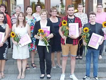 Die Besten der drei Ausbildungswege in der Hauswirtschaft mit den Ehrengästen; im Bild (vorne, von links) Antaran Petrosian, Claudia Hinkel, Heike Till, Florian Börschlein, Sandra Steiner und Antonia Gebhardt sowie (hinten, von links) Martina Wehrfritz vom VfL, die Kulmbacher Kreisbäuerin Beate Opel, Gertrud Kolb vom Berufsbildungsamt Bayreuth, die stellvertretende Bayreuther Landrätin Christa Reinert-Heinz, Wunsiedels Kreisbäuerin Karin Reichel, Prüfungsausschuss-Vorsitzende Waltraud Seuß, V...
